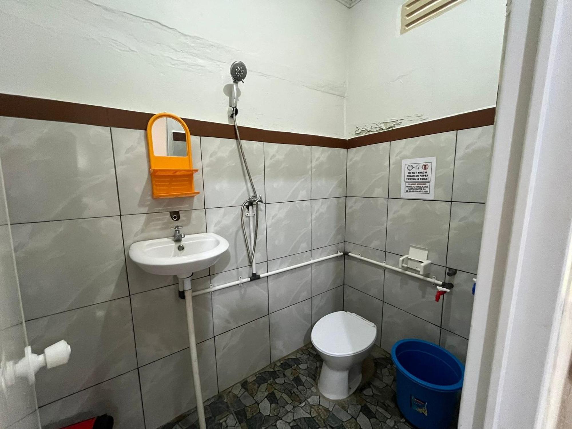 El Homestay Бунакен Екстериор снимка