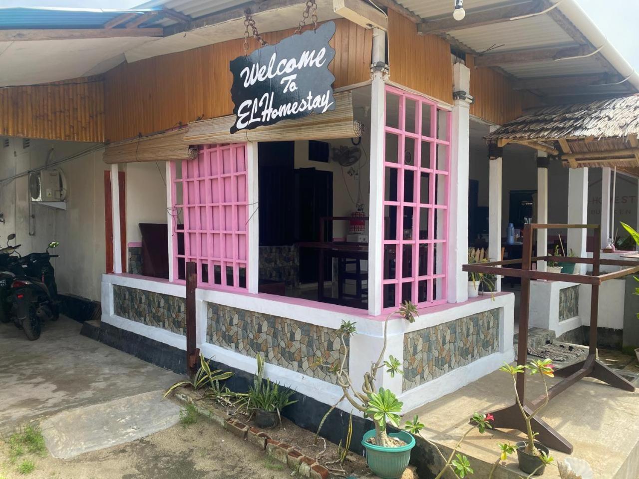 El Homestay Бунакен Екстериор снимка