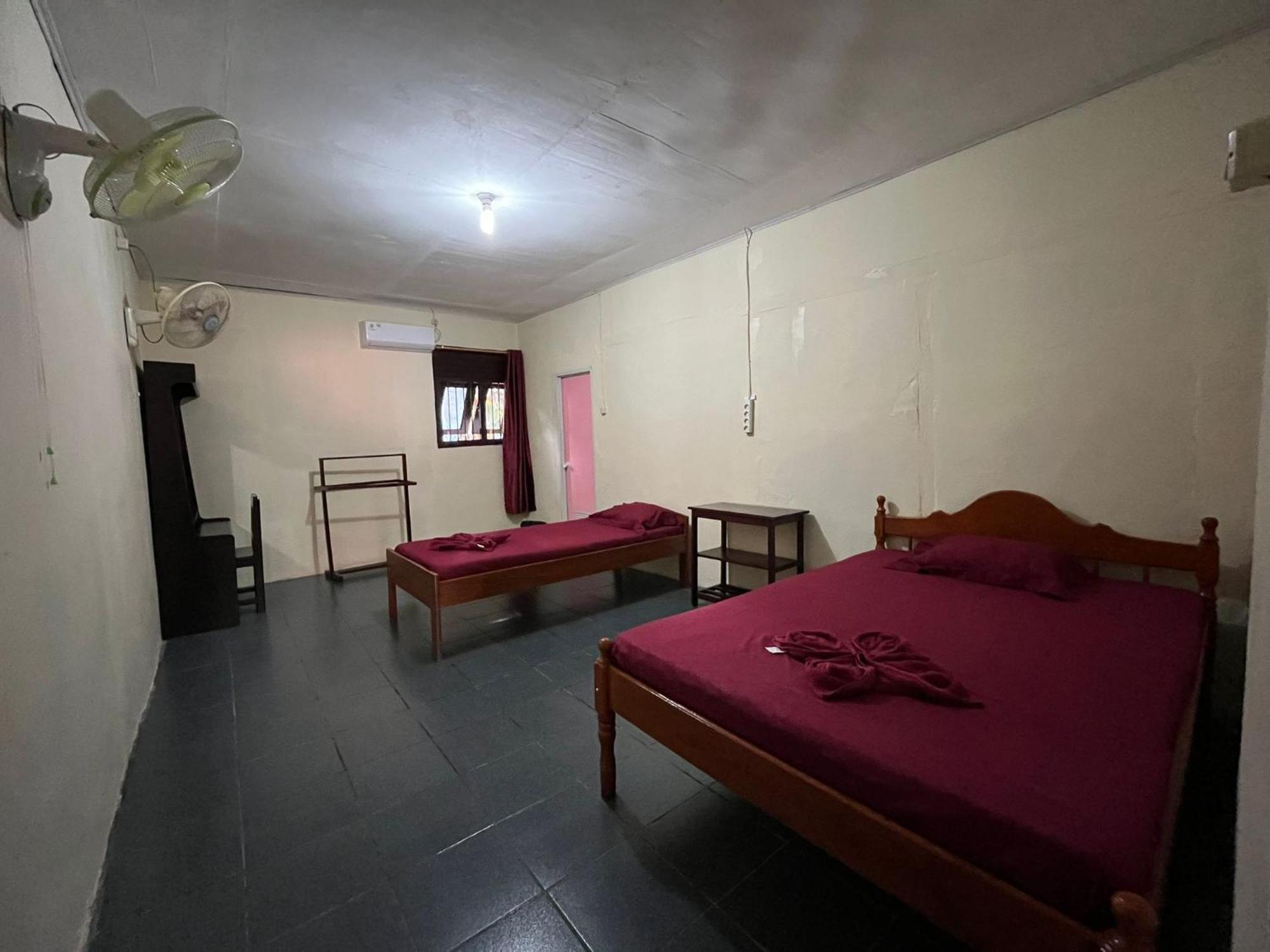 El Homestay Бунакен Екстериор снимка